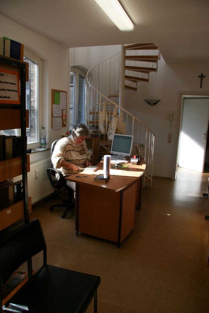 Der Eingangsbereich auf der unteren Etage ... hier befanden sich Regale mit Schöner Literatur. In der angrenzenden Küche wurden Sachbuchsuchende fündig.